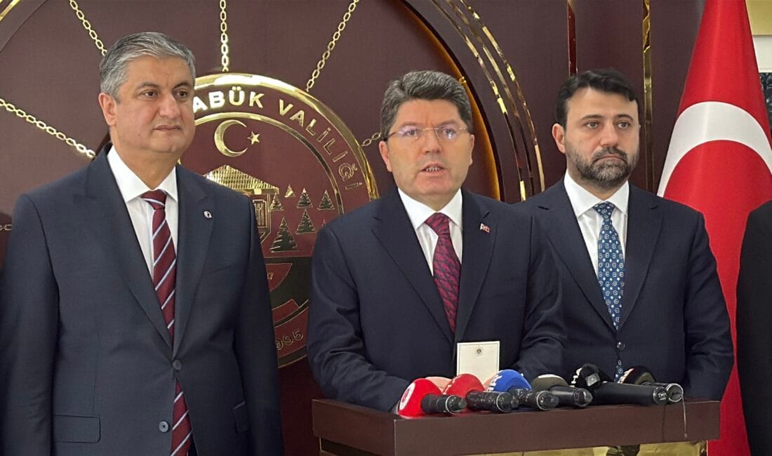 ADALET BAKANI YILMAZ TUNÇ, KARABÜK’TE YENİ YARGI YARGI PAKETİ İLE İLGİLİ KONUŞTU ADALET Bakanı Yılmaz Tunç, “Trafikte yol kesmenin ceza kanunumuzda müstakil