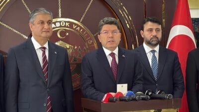 ADALET BAKANI YILMAZ TUNÇ, KARABÜK’TE YENİ YARGI YARGI PAKETİ İLE İLGİLİ KONUŞTU ADALET Bakanı Yılmaz Tunç, “Trafikte yol kesmenin ceza kanunumuzda müstakil