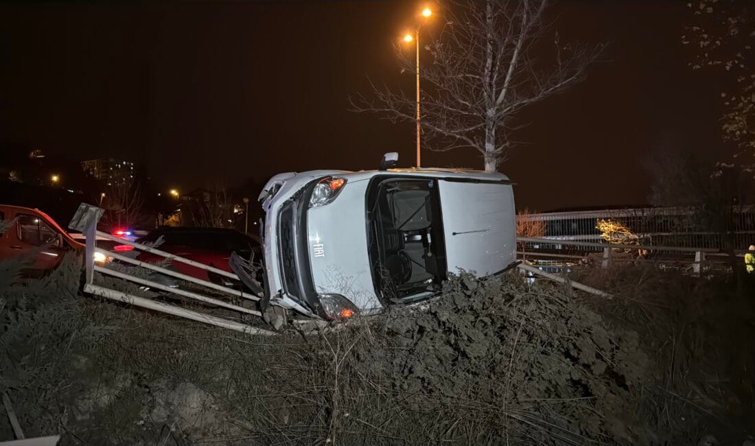 HAFİF TİCARİ ARAÇ İLE OTOMOBİL ÇARPIŞTI, KAZADA 3 KİŞİ YARALANDI Karabük’te hafif ticari araç ile otomobil çarpıştı; kazada 3 kişi