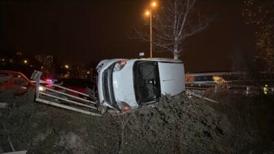 HAFİF TİCARİ ARAÇ İLE OTOMOBİL ÇARPIŞTI, KAZADA 3 KİŞİ YARALANDI Karabük’te hafif ticari araç ile otomobil çarpıştı; kazada 3 kişi