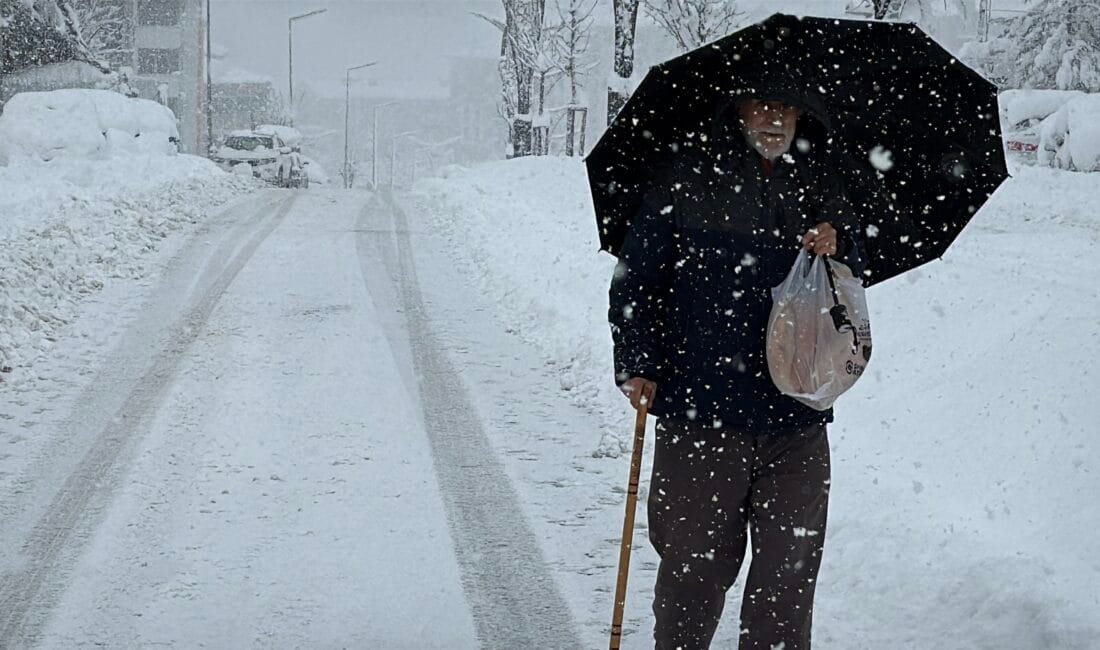 KARABÜK’TE KAR KALINLIĞI 60 SANTİMETREYE ULAŞTI Karabük’te yoğun kar yağışı 3 gündür devam ediyor. Kent merkezinde