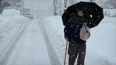 KARABÜK’TE KAR KALINLIĞI 60 SANTİMETREYE ULAŞTI Karabük’te yoğun kar yağışı 3 gündür devam ediyor. Kent merkezinde