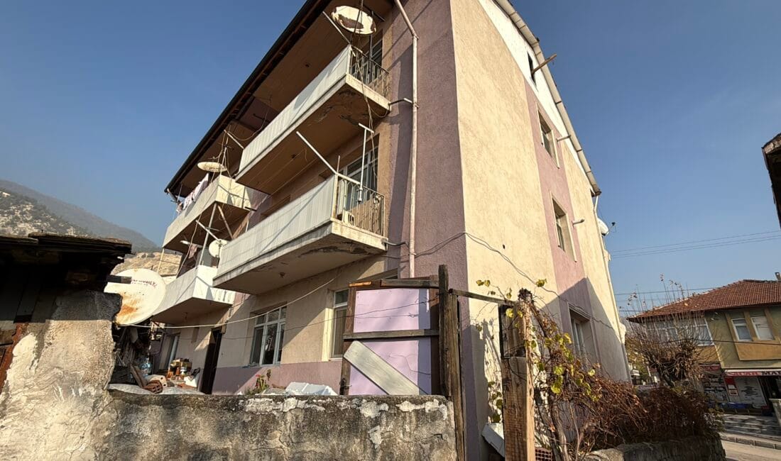 Karabük’te bir kişi sabah saatlerinde evinin önünde hareketsiz halde bulundu.