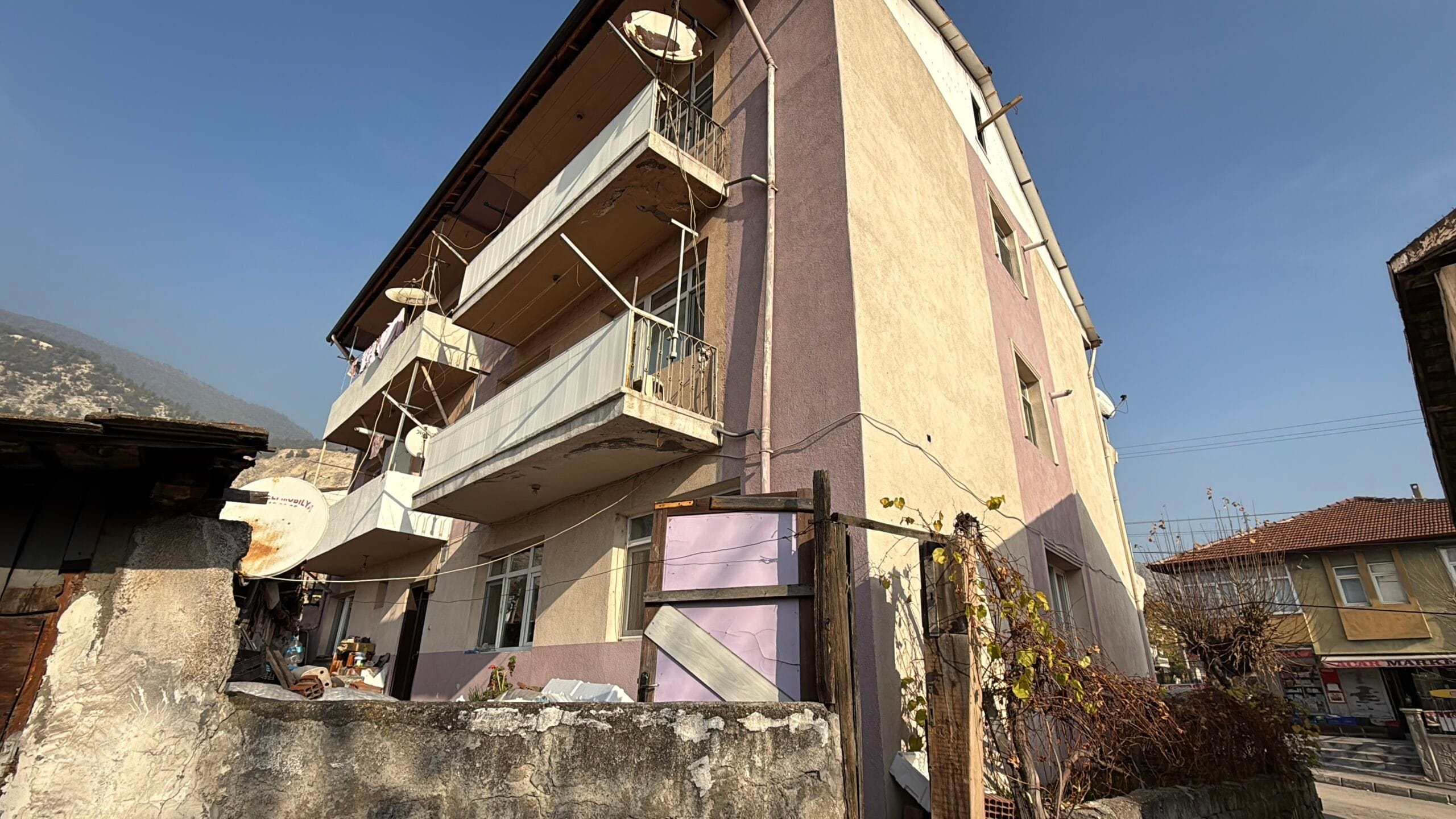 Karabük’te bir kişi sabah saatlerinde evinin önünde hareketsiz halde bulundu.