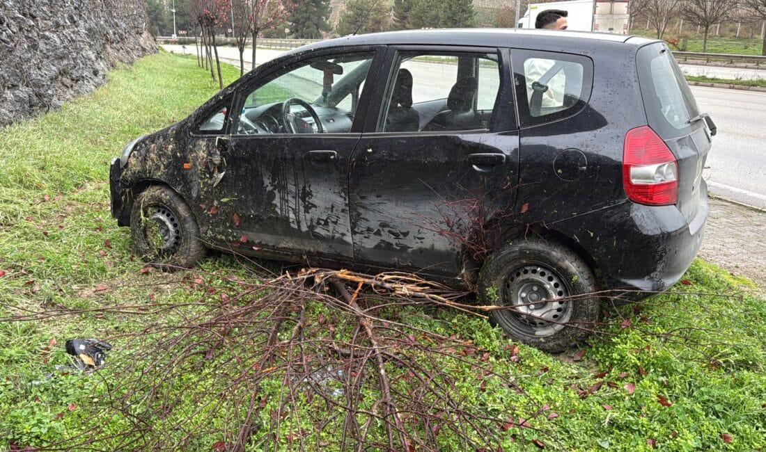 SAFRANBOLU’DA KONTROLDEN ÇIKAN ARAÇ YAN YATTI Karabük Safranbolu Kireç Kuyusu mevkiinde maddi hasarlı trafik kazası meydana