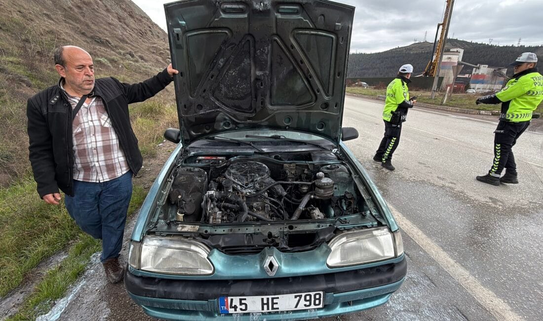 SEYİR HALİNDEKİ OTOMOBİL ALEV ALDI Karabük-Ankara kara yolu Asit Köprüsü mevkisinde ilerleyen A.E. yönetimindeki 45