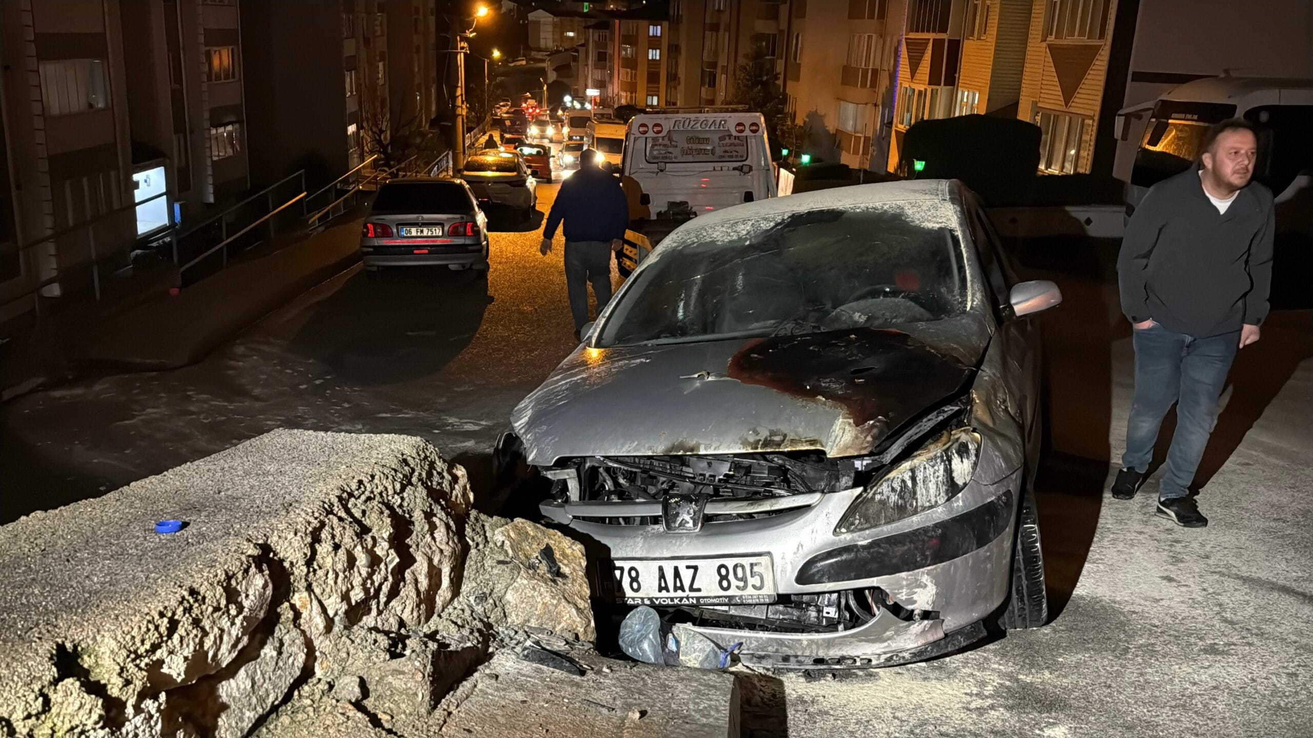 Karabük’te 0.91 promil alkollü sürücü D.A.’nın duvara çarptığı otomobil alev