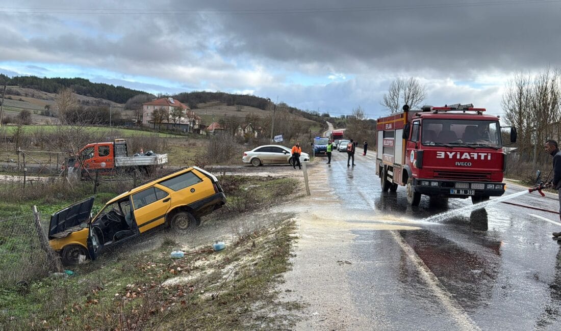 Karabük’ün Eflani ilçesinde hafif ticari araç ile otomobil çarpıştı. Kazada