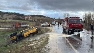 Karabük’ün Eflani ilçesinde hafif ticari araç ile otomobil çarpıştı. Kazada