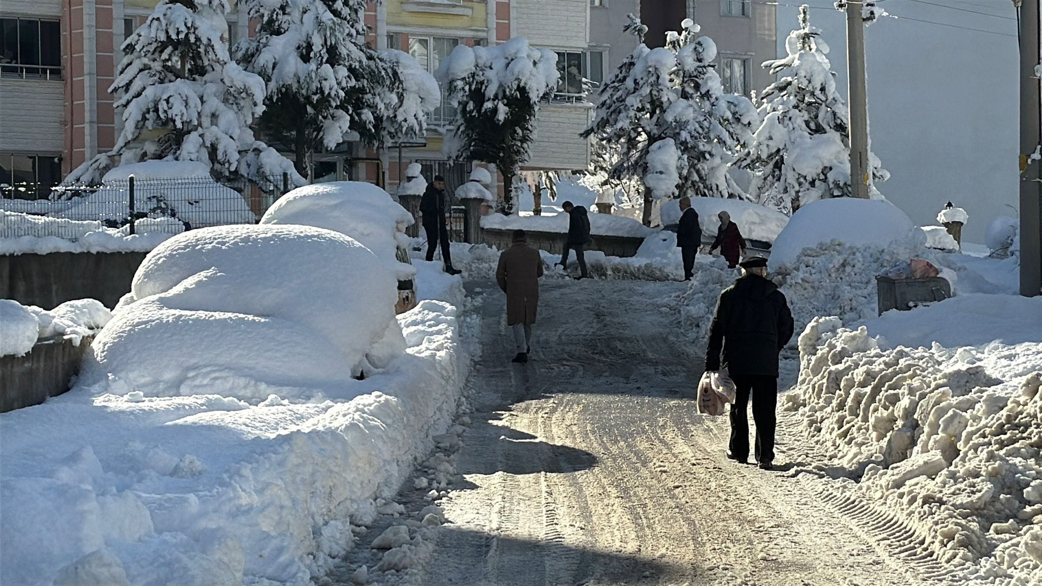 Karabük’te 4 gündür aralıksız devam eden kar yağışının ardından kar