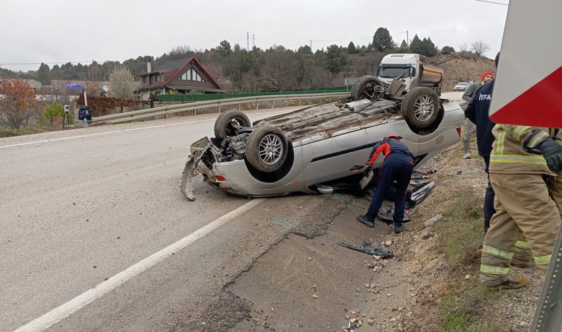 TAKLA ATAN ARAÇTAN YARA ALMADAN KURTULDU Kastamonu–Karabük karayolu Çevrikköprü mevkiinde kontrolden çıkan araç refüje çarparak takla