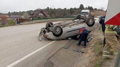 Kastamonu–Karabük karayolu Çevrikköprü mevkiinde kontrolden çıkan araç refüje çarparak takla