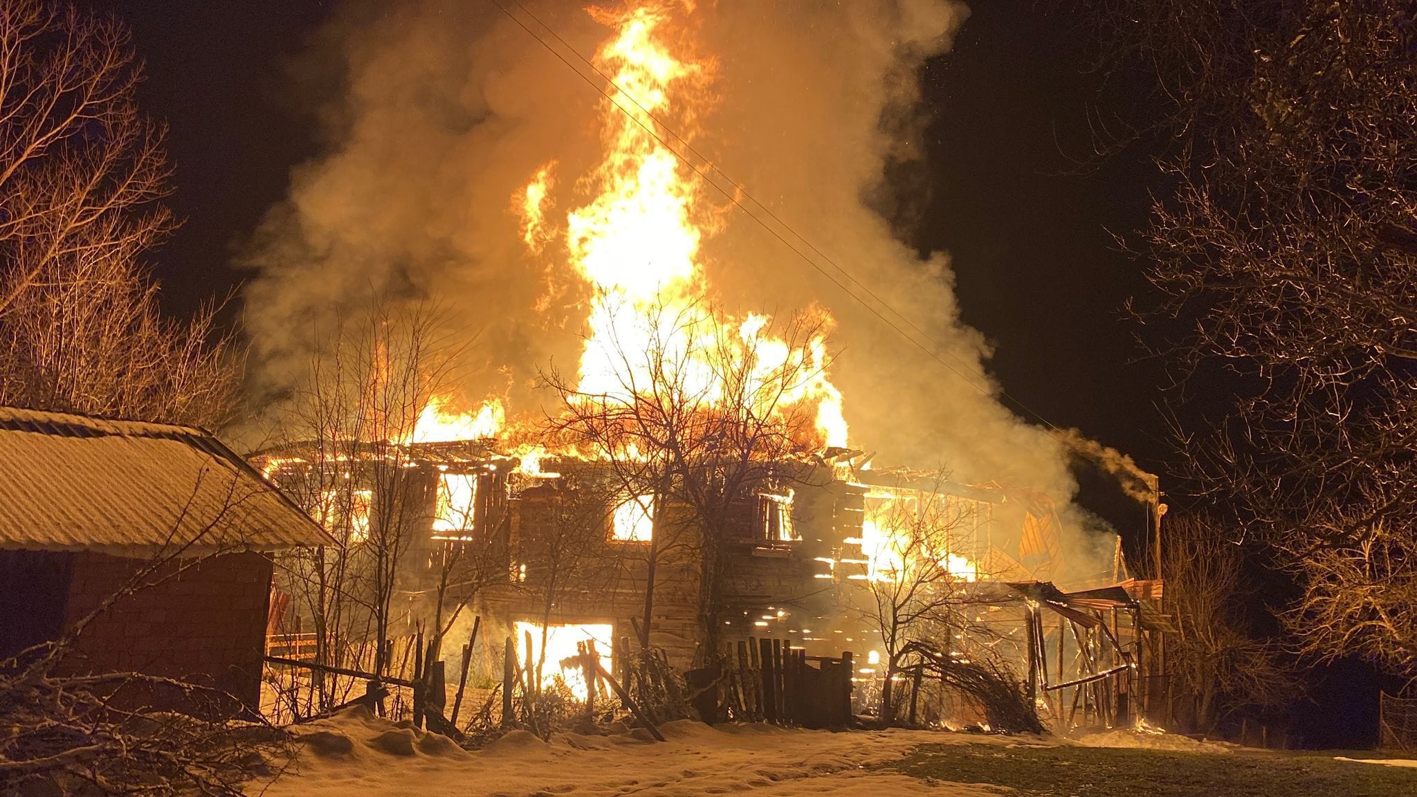 Karabük’ün Eflani ilçesinde 200 yıllık iki katlı ahşap ev, çıkan