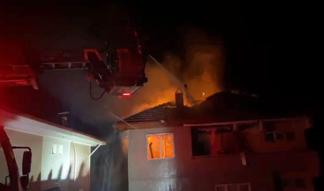 Karabük’ün Yenice ilçesinde iki katlı bir evin çatısında çıkan yangın,