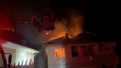 Karabük’ün Yenice ilçesinde iki katlı bir evin çatısında çıkan yangın,