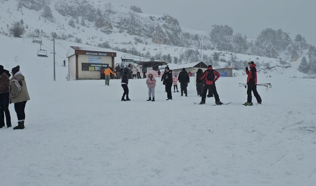 Karabük’ün kış turizmi bölgelerinden Keltepe Kayak Merkezi, hafta sonu yoğunluğuyla
