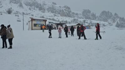 Karabük’ün kış turizmi bölgelerinden Keltepe Kayak Merkezi, hafta sonu yoğunluğuyla