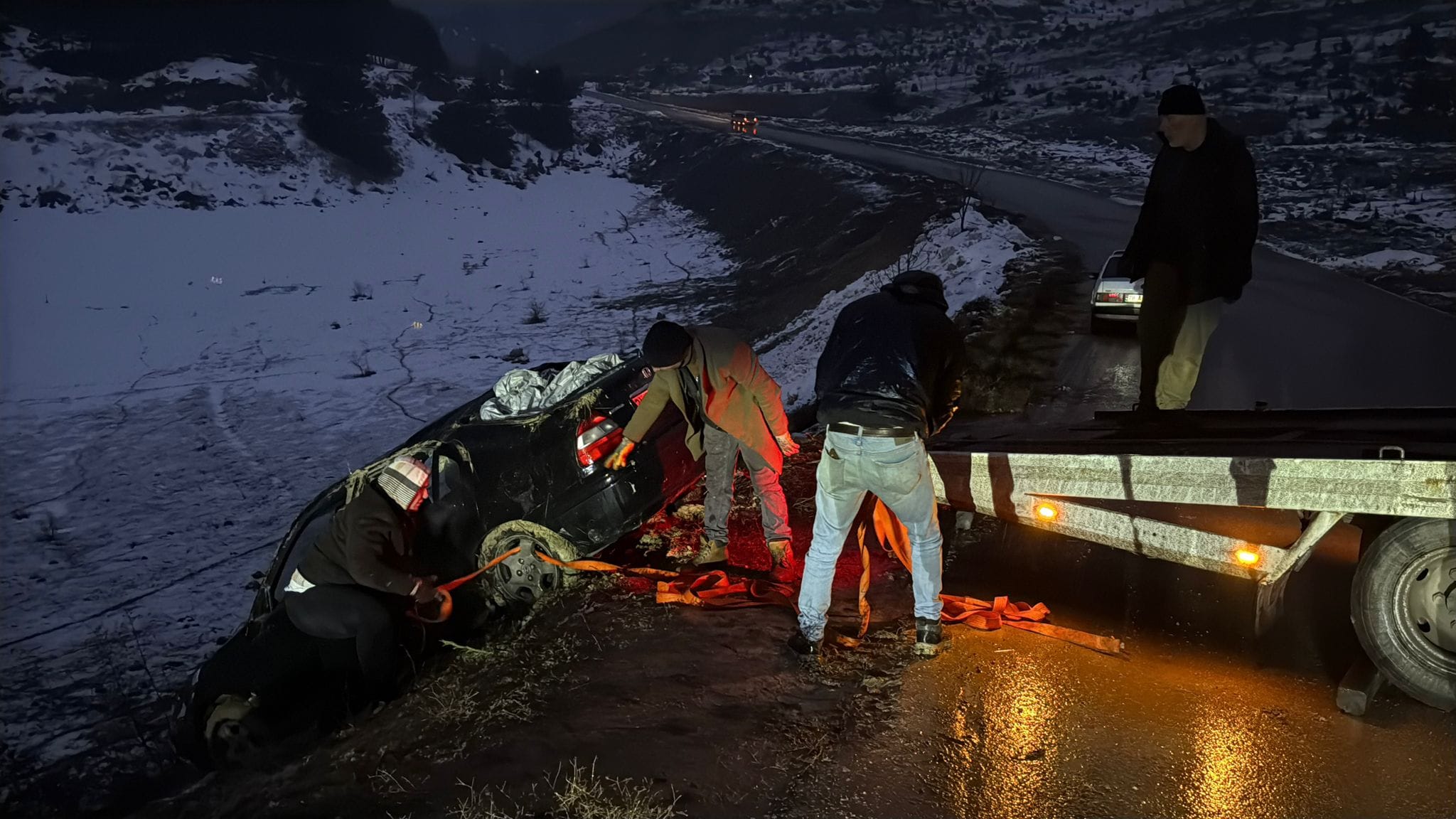 Karabük’te meydana gelen trafik kazasında kontrolden çıkan bir otomobil yoldan
