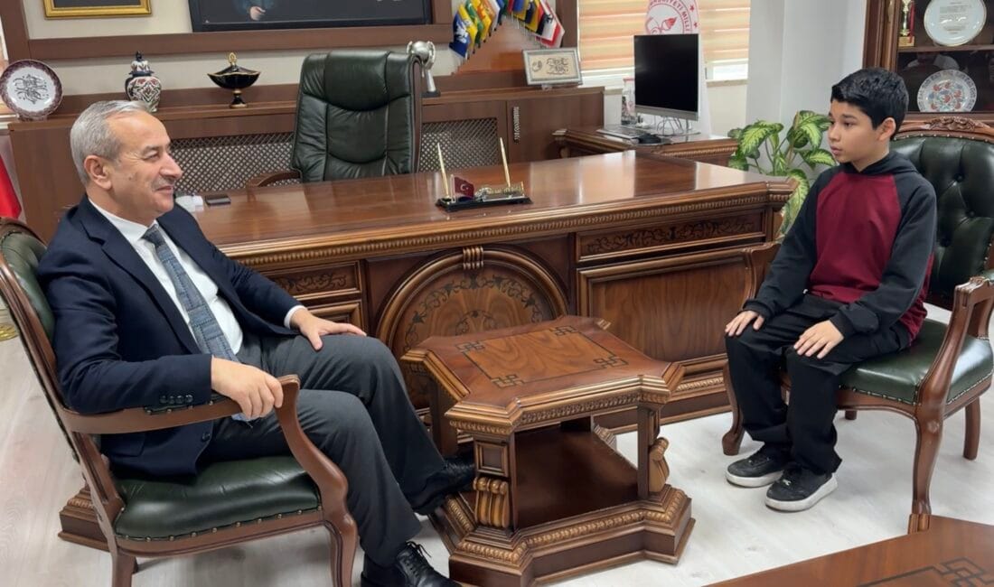 Karabük’te okula gittiği sırada İstiklal Marşı’nın okunduğunu fark eden bir