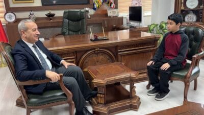 Karabük’te okula gittiği sırada İstiklal Marşı’nın okunduğunu fark eden bir