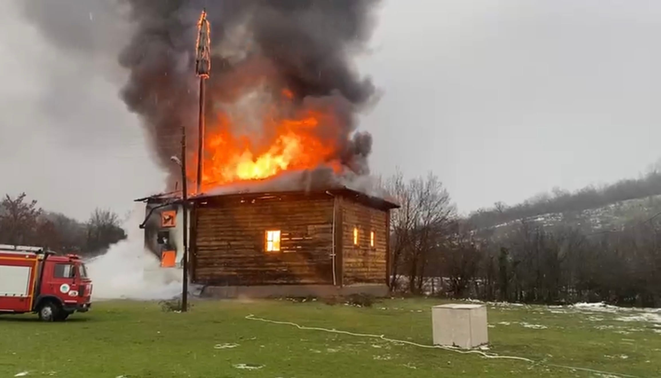 Eflani’de 450 yıllık ahşap Elekler Camisi çıkan yangında kullanılamaz hale