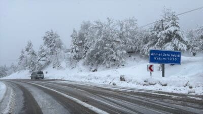 Karabük’te kar yağışı, yüksek kesimlerde etkisini artırdı. Karabük–Bartın kara yolunun