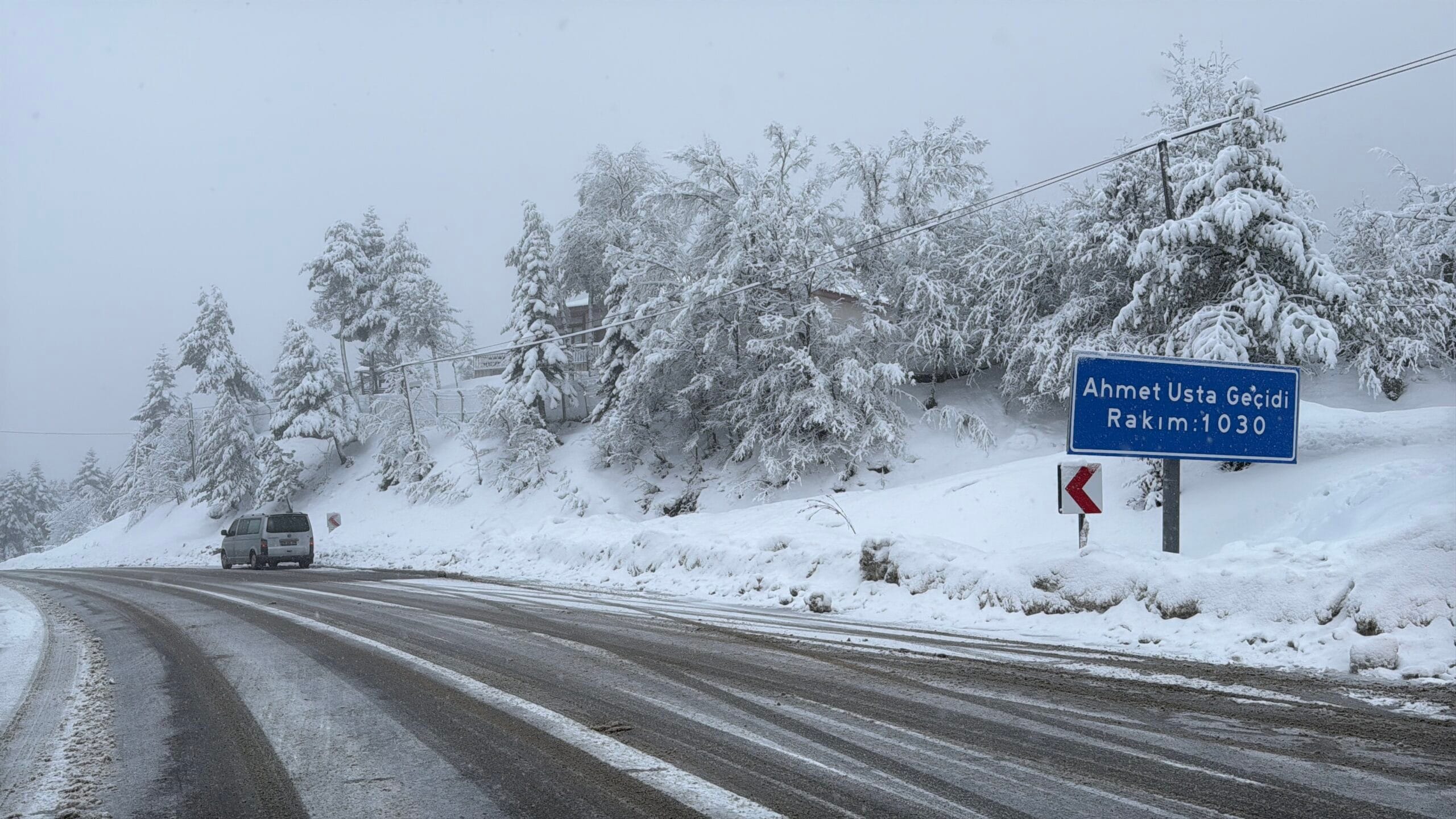 Karabük’te kar yağışı, yüksek kesimlerde etkisini artırdı. Karabük–Bartın kara yolunun
