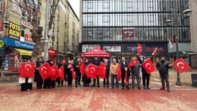 Yeniden Refah Partisi’nden Anlamlı Etkinlik: Türk Bayrağı Dağıtıldı Yeniden Refah