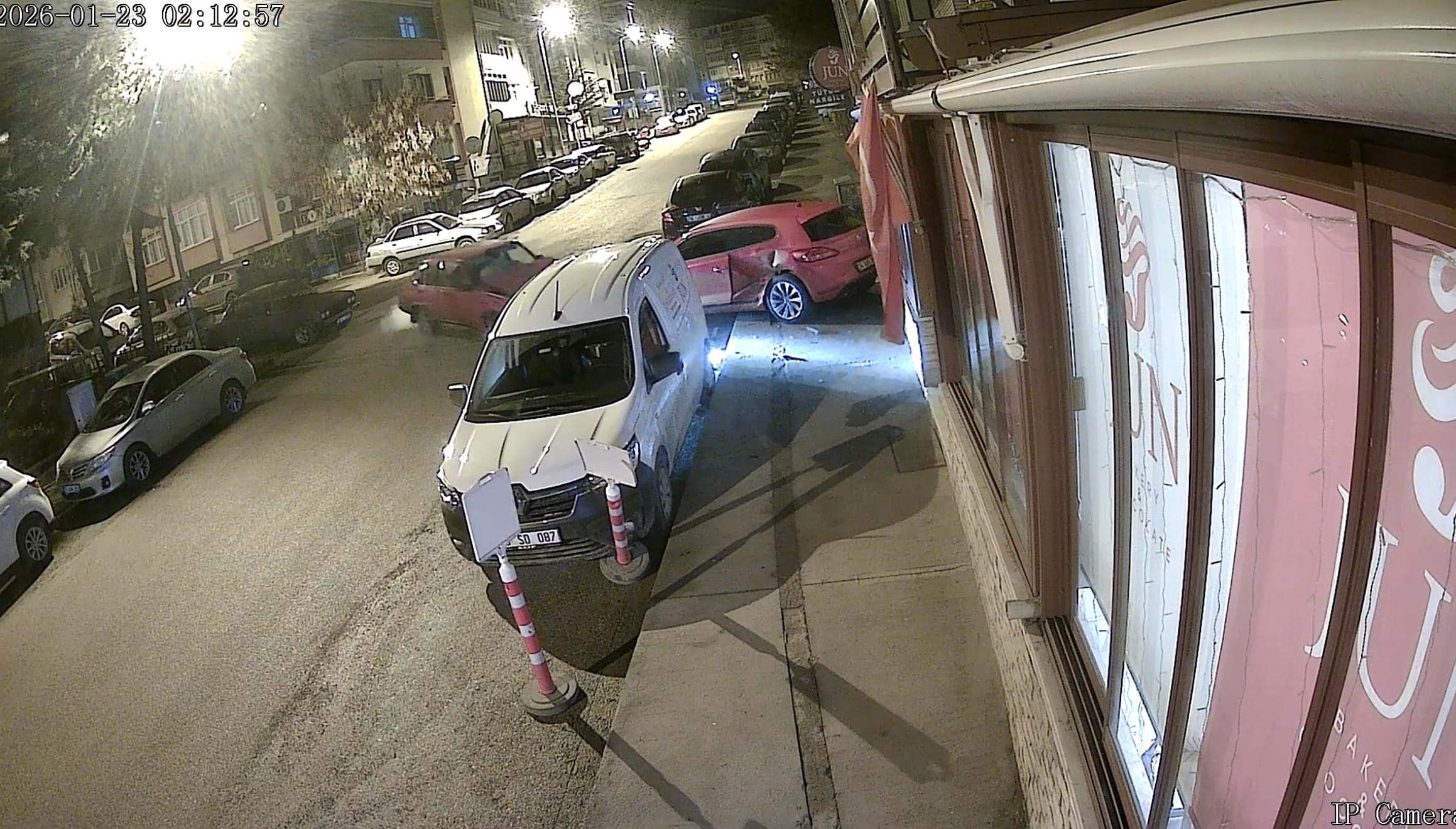 Karabük’te alkollü bir sürücünün park halindeki araçlara çarpması sonucu maddi