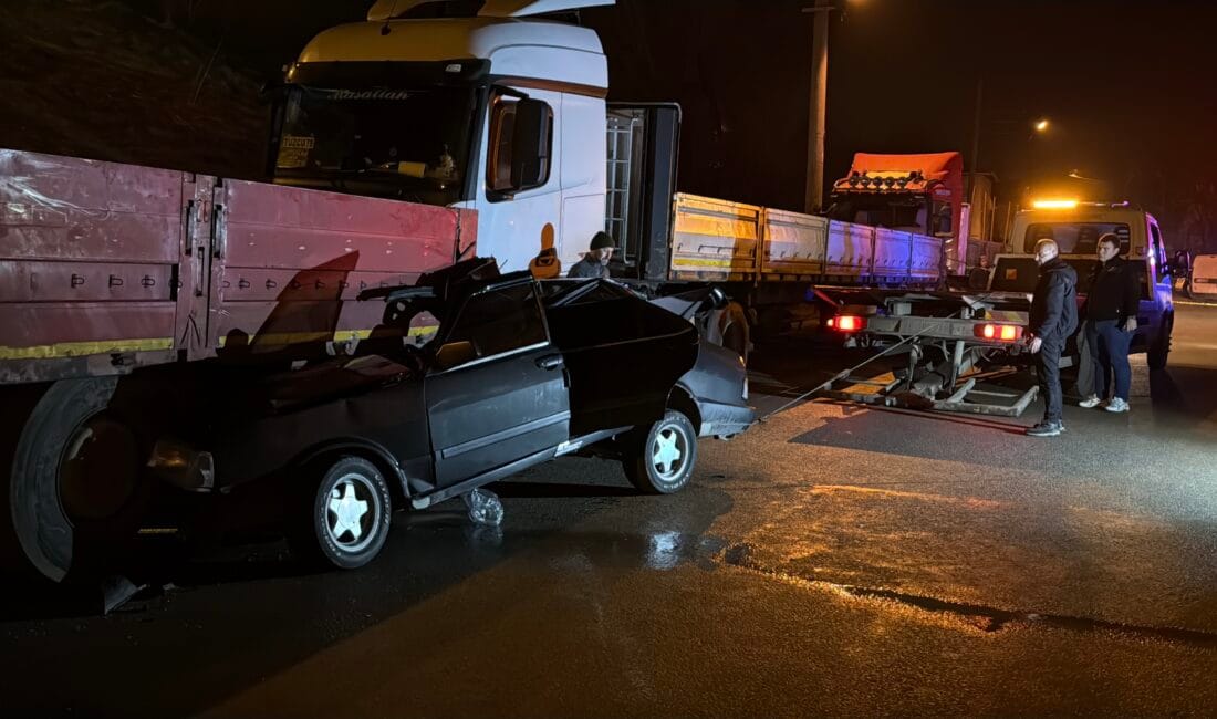 Karabük’te park halindeki tıra çarpan otomobilde bulunan 2 kişi yaralandı.