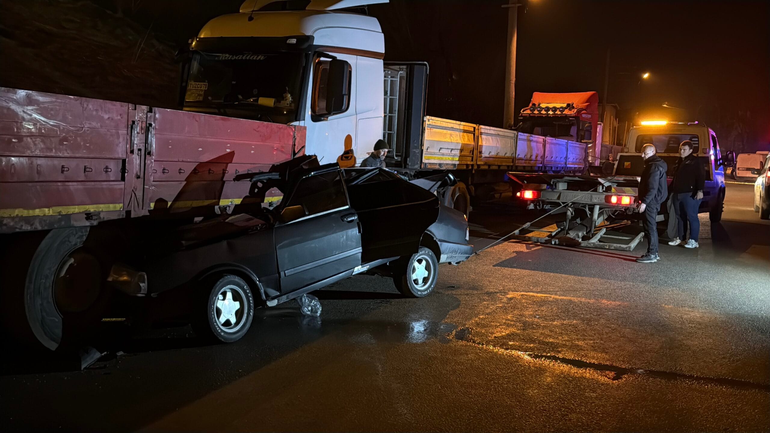Karabük’te park halindeki tıra çarpan otomobilde bulunan 2 kişi yaralandı.