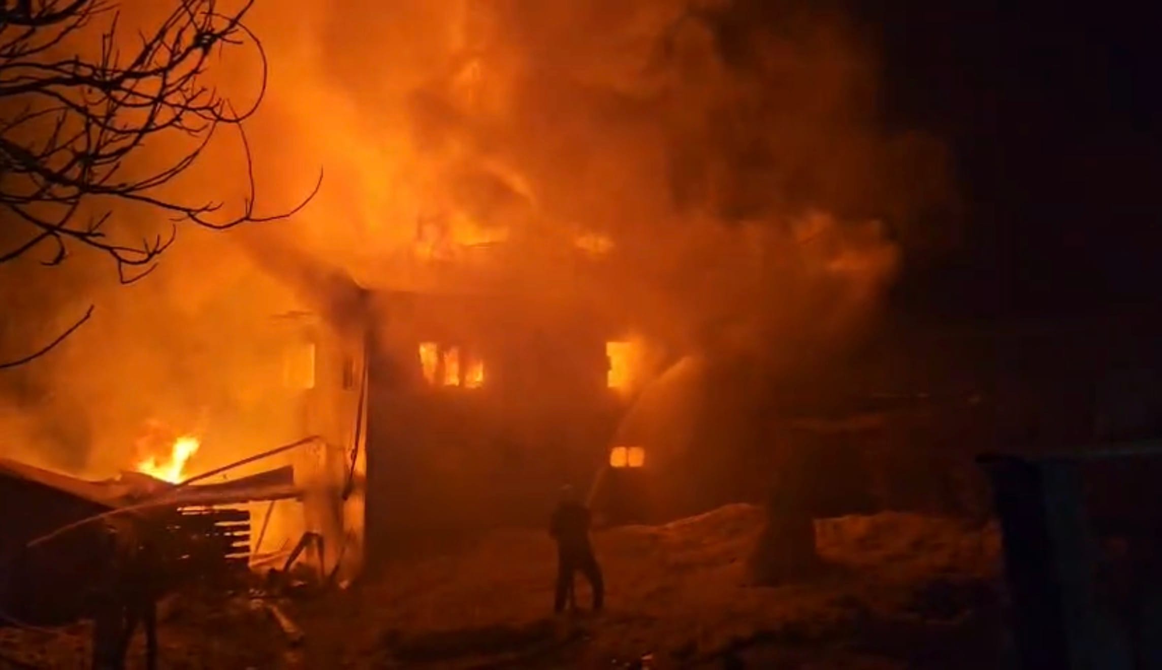 EFLANİ’DE 2 katlı ev çıkan yangında alev alev yandı. Yangın