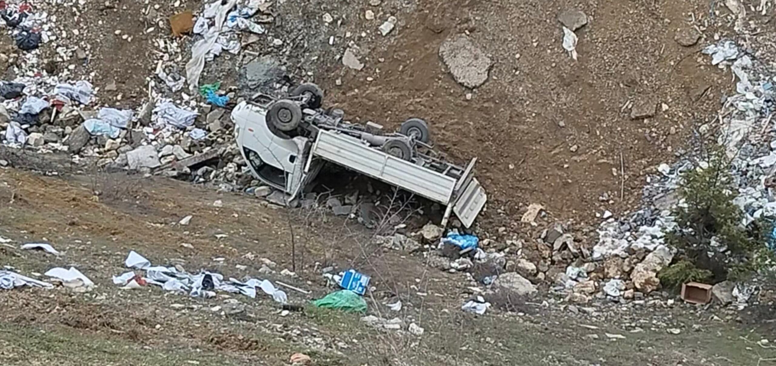 Karabük’te kamyonet 30 metre yükseklikten şarampole devrildi. Kazada 2 kişi