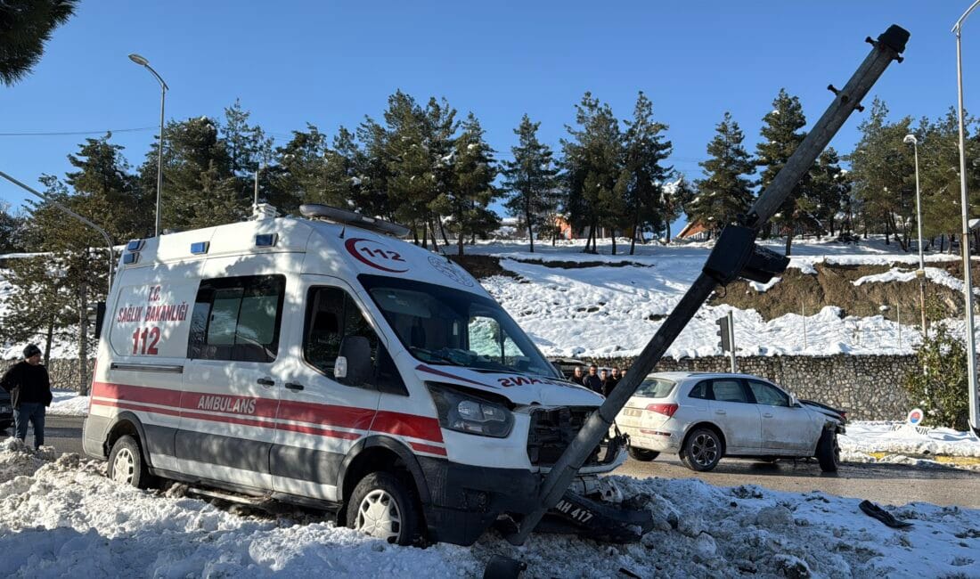Cip ile ambulans çarpıştı; 2 sağlık çalışanı yaralandı&nbsp; Karabük’te ambulans