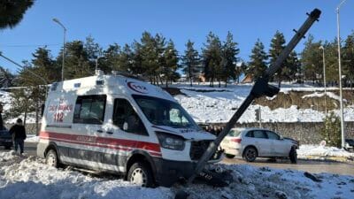 Cip ile ambulans çarpıştı; 2 sağlık çalışanı yaralandı&nbsp; Karabük’te ambulans