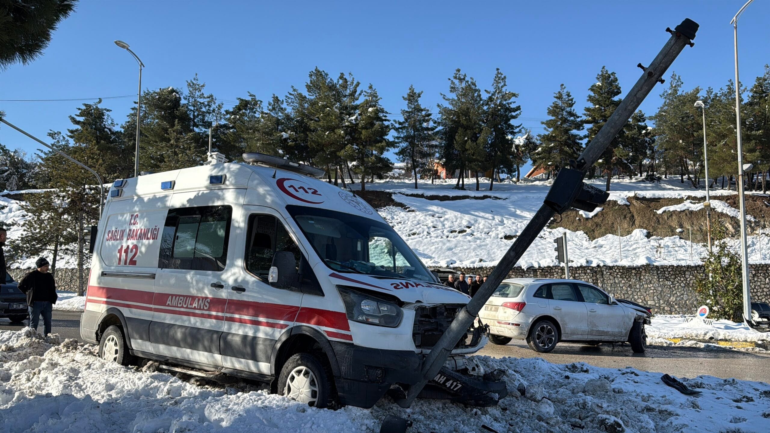 Cip ile ambulans çarpıştı; 2 sağlık çalışanı yaralandı&nbsp; Karabük’te ambulans