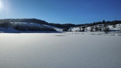 Karabük’ün Eflani ilçesi’nde bulunan Bostancılar Göleti’nin yüzeyi buz tuttu. Bostancılar