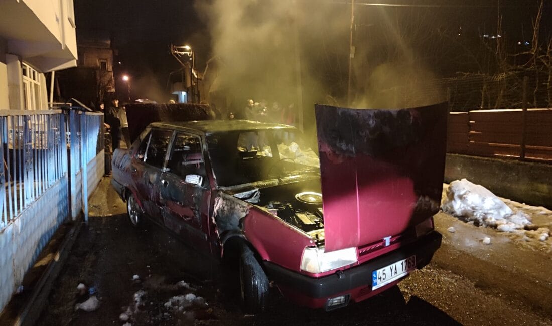 Yenice’de park halindeki otomobilde çıkan yangın, itfaiye ekiplerinin müdahalesiyle söndürüldü. 