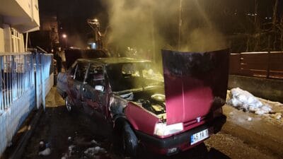 Yenice’de park halindeki otomobilde çıkan yangın, itfaiye ekiplerinin müdahalesiyle söndürüldü. 
