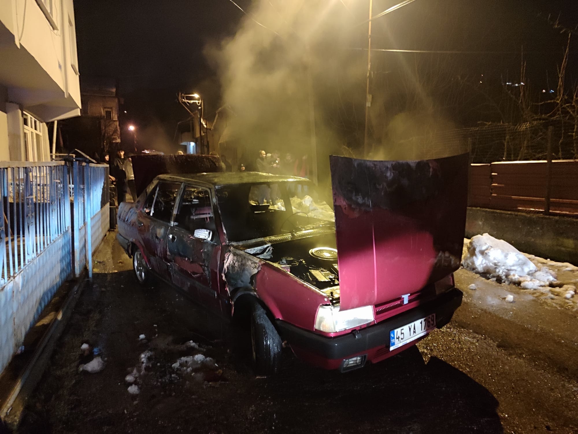 Yenice’de park halindeki otomobilde çıkan yangın, itfaiye ekiplerinin müdahalesiyle söndürüldü. 