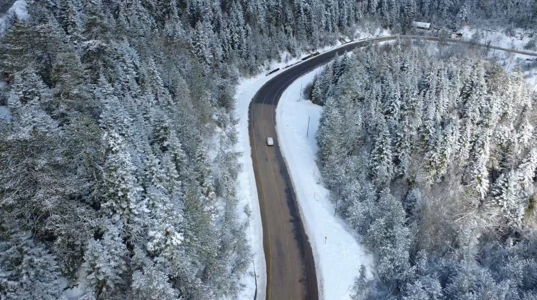 KAR KARABÜK’ÜN YÜKSEK KESİMLERİNDE ETKİLİ OLDU KARABÜK’ün yüksek kesimleri, gece saatlerinde başlayan kar yağışı ile beyaza