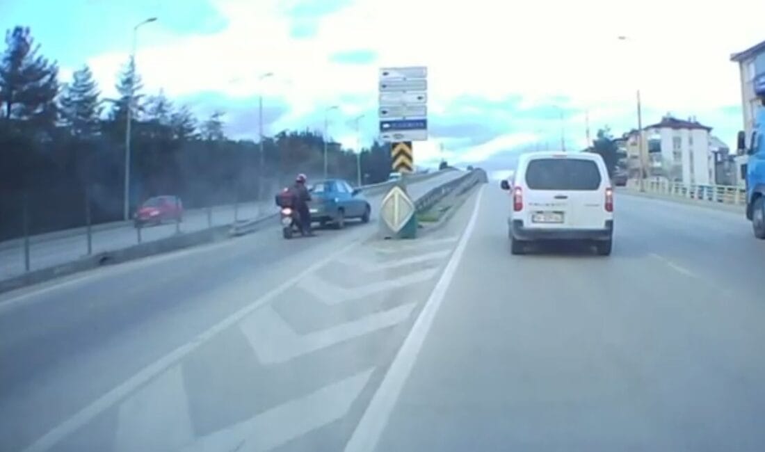 OTOMOBİLİN BARİYERE ÇARPTIĞI ANLAR KAMERADA Karabük’te otomobilin yol kenarındaki bariyere çarptığı anlar araç kamerasına yansıdı.