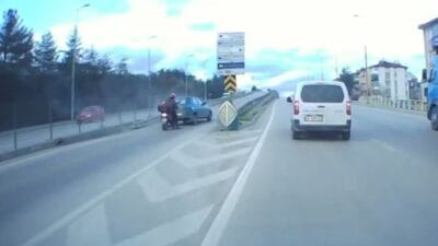 OTOMOBİLİN BARİYERE ÇARPTIĞI ANLAR KAMERADA Karabük’te otomobilin yol kenarındaki bariyere çarptığı anlar araç kamerasına yansıdı.