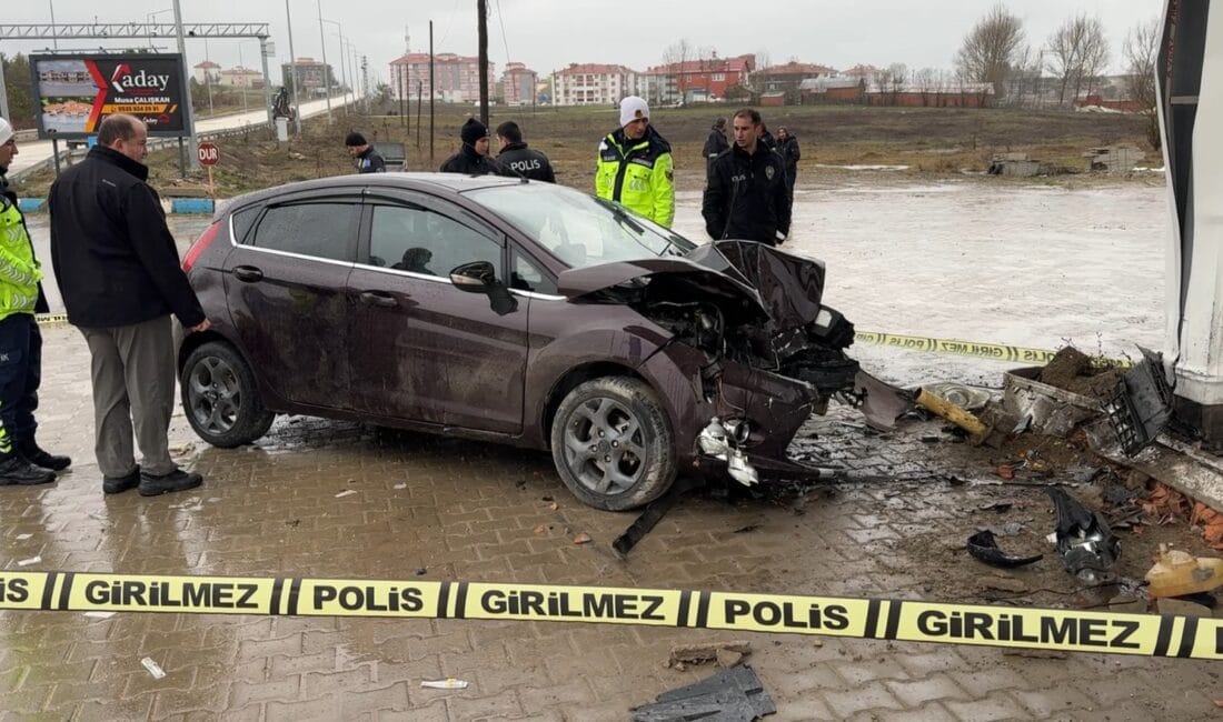 Karabük’ün Eflani ilçesinde kontrolden çıkan otomobilin refüje çarptıktan sonra akaryakıt