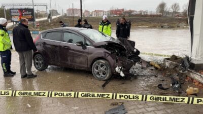 Karabük’ün Eflani ilçesinde kontrolden çıkan otomobilin refüje çarptıktan sonra akaryakıt