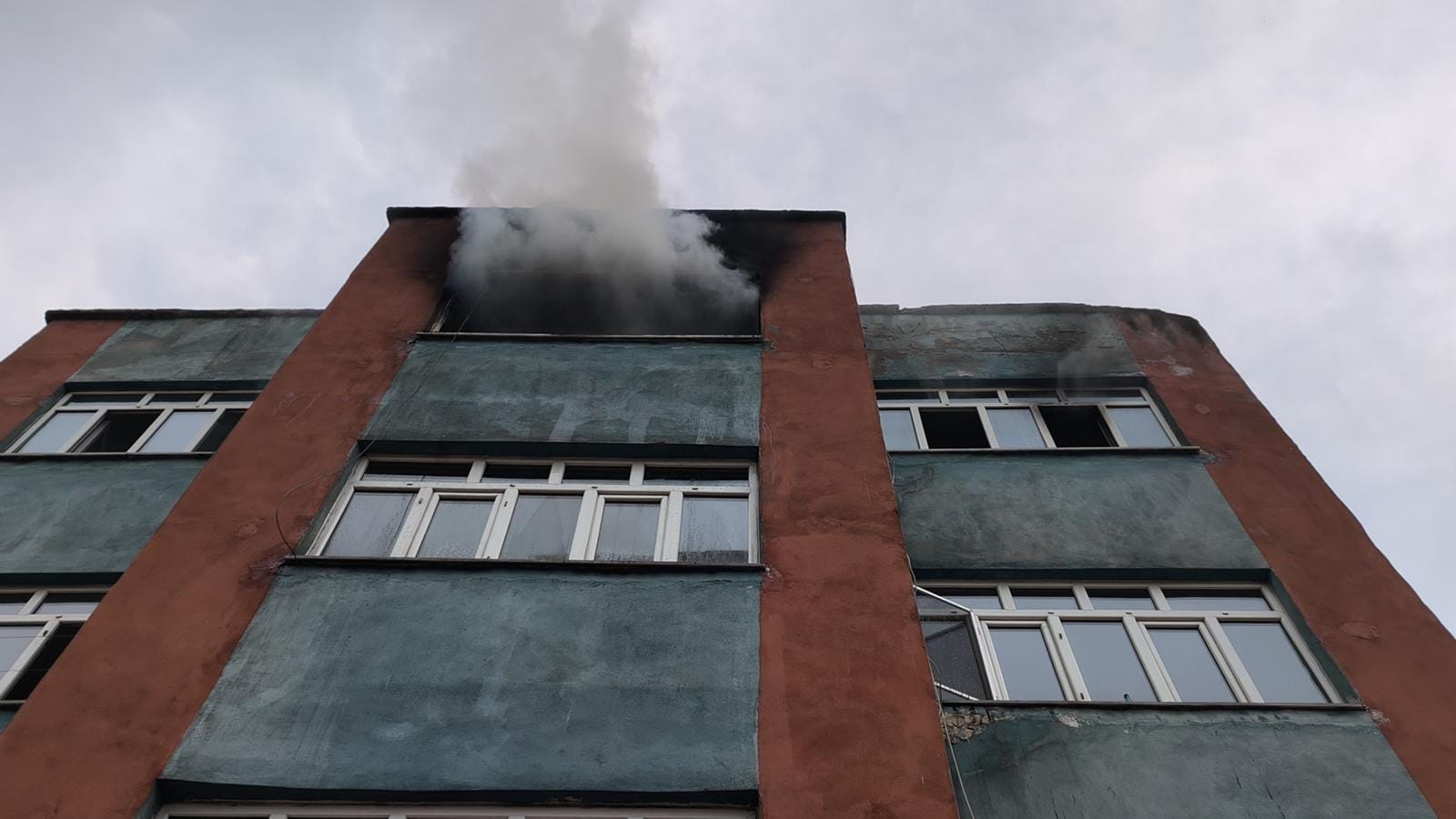 KARABÜK’te 3 katlı bir apartmanın son katında çıkan yangın, itfaiye
