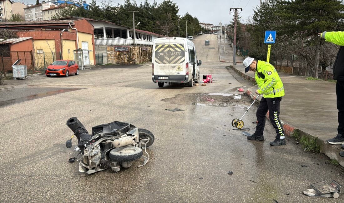 MİNİBÜS İLE MOTOSİKLET ÇARPIŞTI; İRAN UYRUKLU GENÇ HAYATINI KAYBETTİ Karabük’te 75. Yıl Mahallesi’nde minibüs ile çarpışan motosiklet sürücüsü yabancı