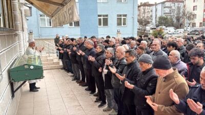 AMASRA’DA BOĞULAN GENÇ MEMLEKETİ KARABÜK’TE TOPRAĞA VERİLDİ Amasra’da denizde elbiseleriyle yardım çağrısında bulunduğu bildirilen üniversite öğrencisi H.S.E.