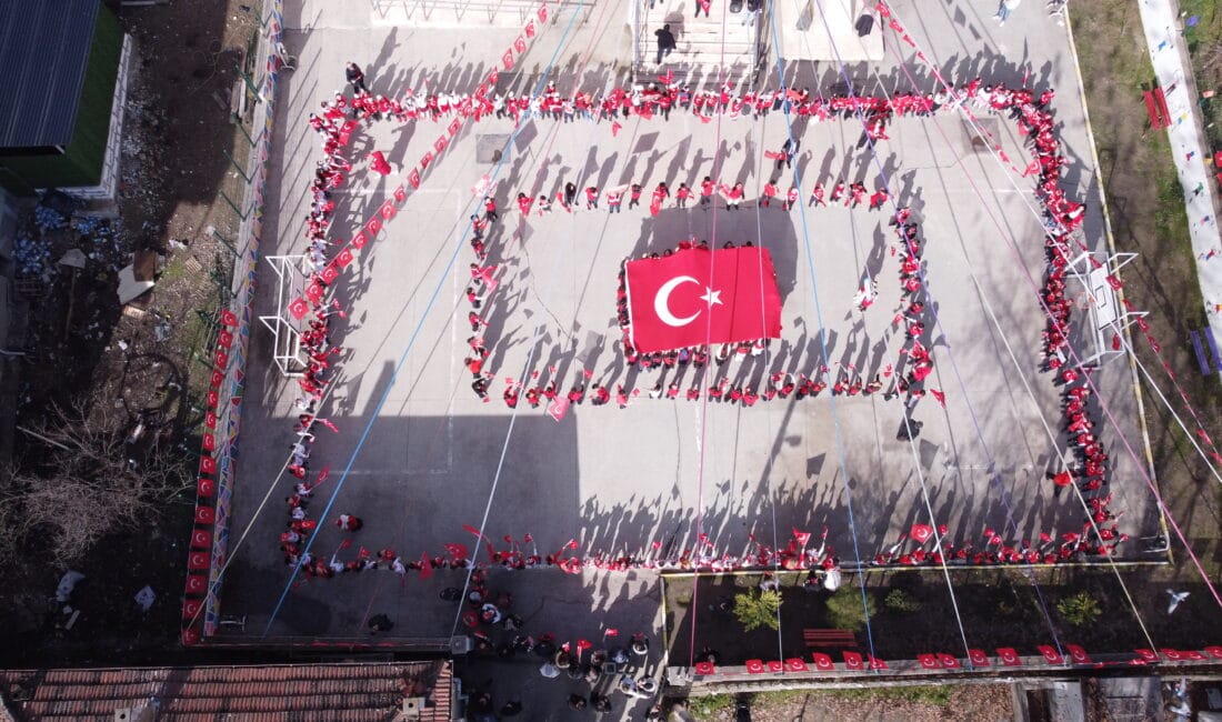 Karabük’te Kılavuzlar İlkokulu tarafından, Türk Bayrağı temalı “İstiklal Bayrakla, İstikbal