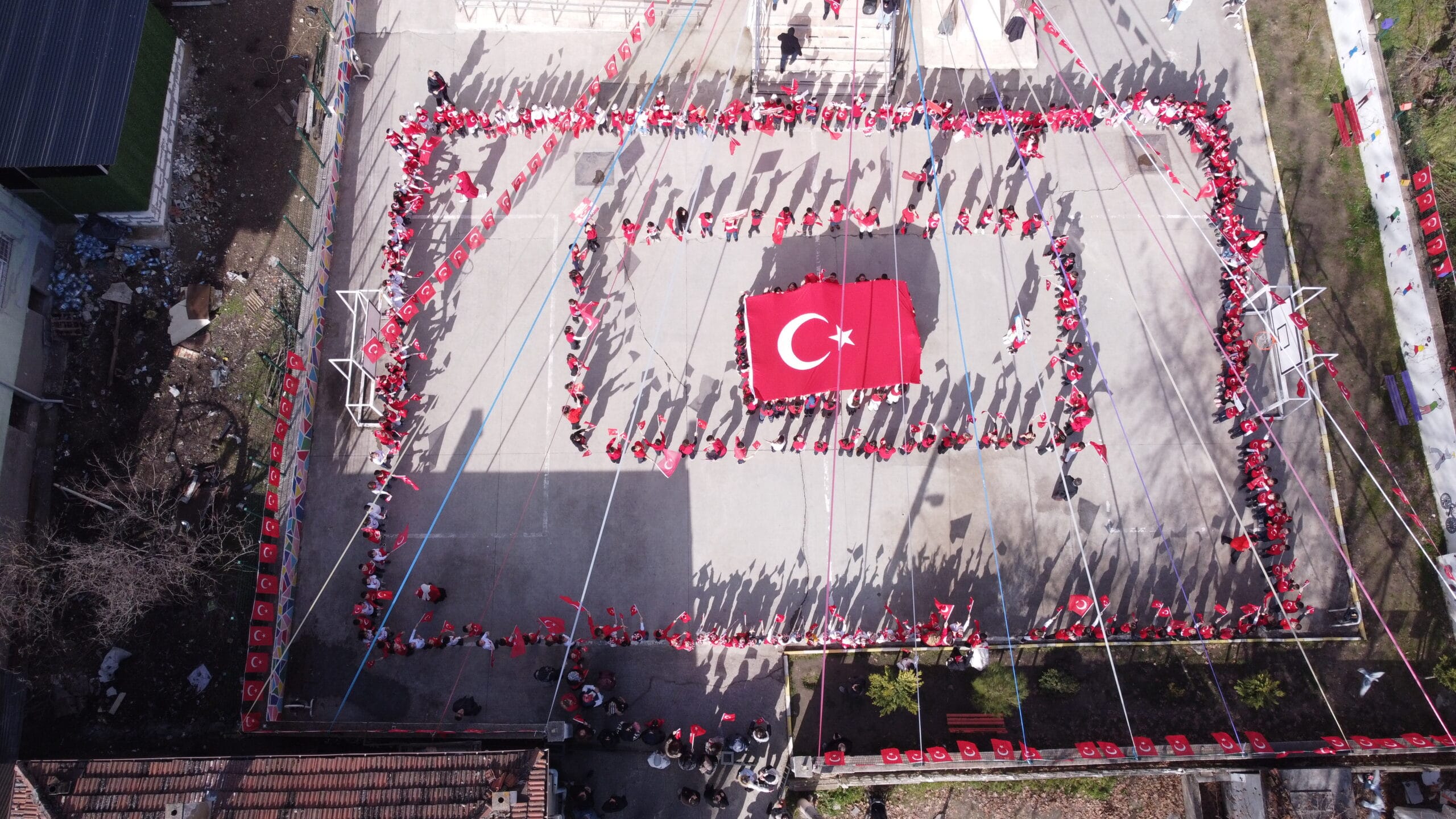 Karabük’te Kılavuzlar İlkokulu tarafından, Türk Bayrağı temalı “İstiklal Bayrakla, İstikbal